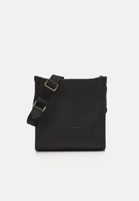 Borsa a tracolla nera in pelle con superficie texturizzata, dotata di una tracolla regolabile e del nome del marchio in rilievo. Forma rettangolare compatta.