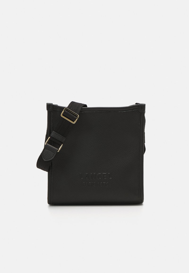 Melnas ādas crossbody soma ar teksturētu virsmu, aprīkota ar regulējamu siksnu un iegrifinātu zīmola nosaukumu. Kompakta taisnstūra forma.