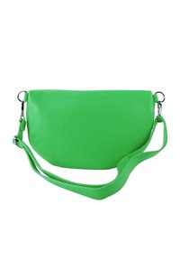 Groene leren handtas met een gladde textuur, gebogen vorm, verstelbare riem en metalen accenten.