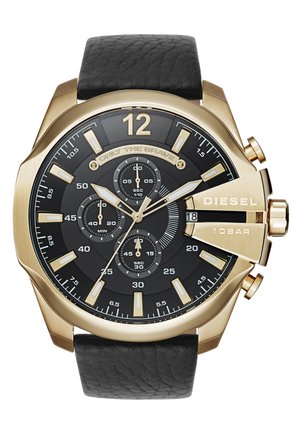 Reloj de pulsera Diesel en oro y negro con correa de cuero negra, esferas de cronógrafo, visualización de la fecha y grabado "Only The Brave" en la esfera.