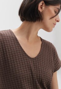 Top corto marrone a maniche corte con scollatura a V, caratterizzato da un motivo a griglia testurizzato e sottili accenti blu navy sparsi nel tessuto.