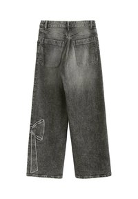 Szare dżinsowe kuloty o szerokich nogawkach, z dwiema tylnymi kieszeniami i kontrastowym detalem w postaci białej wstążki na lewym nogawce.