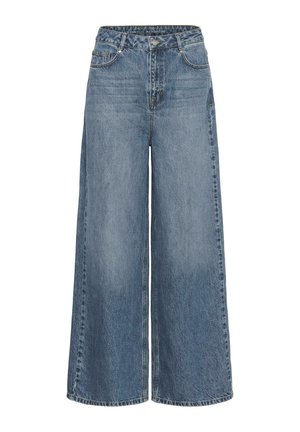 Jean large en denim bleu taille haute avec poches avant, passants pour ceinture et fermeture par bouton.