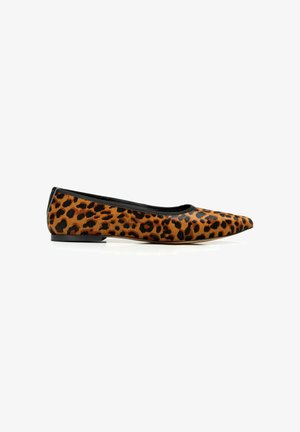Leopardenmuster-Flatschuhe mit spitzem Zehenbereich, schwarzem Rand und einer niedrigen Gummisohle. Hergestellt aus strukturiertem Stoff mit glattem Innenfutter.
