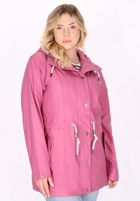 Giacca impermeabile rosa con cappuccio, vita regolabile con cordino, accessori in argento, bottoni frontali e due tasche laterali; texture liscia.