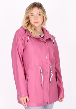 Rosa wasserdichte Jacke mit Kapuze, Kordelzug in der Taille, silbernen Beschlägen, Frontknöpfen und zwei seitlichen Taschen; glatte Textur.