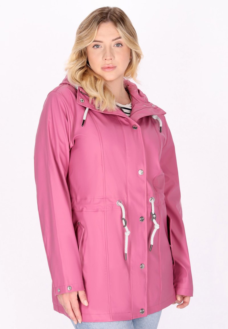 Giacca impermeabile rosa con cappuccio, vita regolabile con cordino, accessori in argento, bottoni frontali e due tasche laterali; texture liscia.