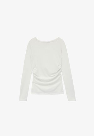 Biała bluzka z długim rękawem wykonana z miękkiego materiału; posiada okrągły dekolt oraz marszczenia po bokach, co nadaje dopasowany kształt.