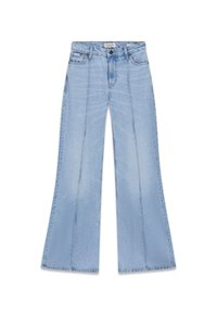 Jean évasé en denim bleu clair à taille haute, coutures visibles et légère usure subtile sur le tissu. Design classique à cinq poches.