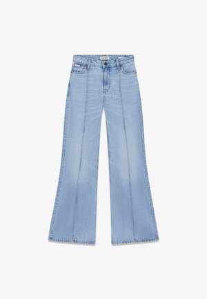 Hellblaue Jeans aus Denim mit Schlag, hoher Taille, sichtbaren Nähten und dezenten Used-Effekten. Klassisches Fünf-Taschen-Design.