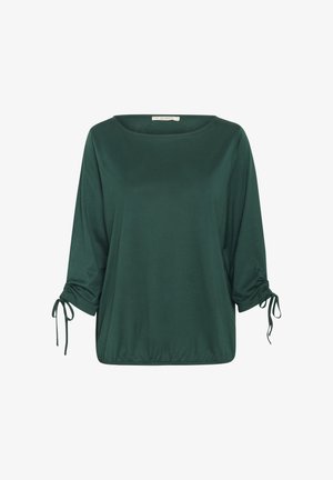 Ciemnozielona, luźna bluzka z rękawami o długości trzech kwart, z regulowanymi wiązaniami przy mankietach oraz zaokrąglonym dekoltem.
