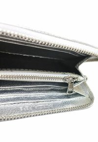 Portefeuille en simili cuir argenté avec une fermeture éclair, plusieurs emplacements pour cartes et une texture intérieure lisse. Doté d'une fermeture éclair argentée et de coutures détaillées.