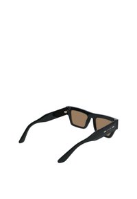 Occhiali da sole neri in plastica con lenti marroni. Montatura quadrata, design elegante, con dettagli dorati sulle aste.