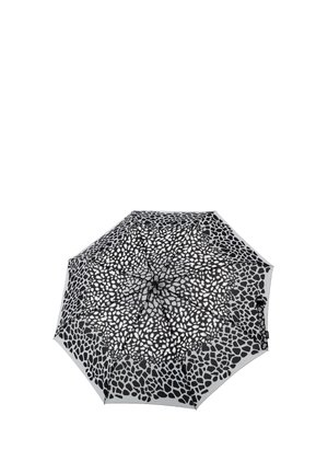 Gefalteter schwarz-weiß-gemusterter Regenschirm mit unregelmäßigem, kieselsteinähnlichem Muster auf dem Schirm, von oben gegen einen weißen Hintergrund gesehen.