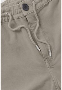 Beige bomullsshorts med dragsko i midjan, silverdetaljer, knappstängning och mjukt, strukturerat tyg.