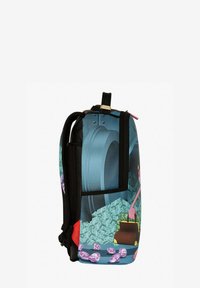 Zaino nero e blu con una grafica vivace che presenta soldi e gemme. Include una tasca laterale e spallacci regolabili per il massimo comfort.