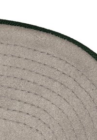 Grauer Filzhut mit runder Krone und grünem, gesticktem Rand, der eine glatte Textur und subtile, kreisförmige Stickmuster aufweist.