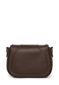 Borsa a tracolla in pelle marrone con forma arrotondata, superficie testurizzata e cuciture accentuate. Presenta una chiusura a pattina sicura e una tracolla regolabile.