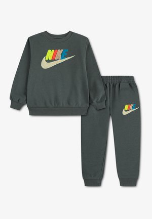 Nike Sportswear, CHENILLE FUTURA SET - Анцуг - green