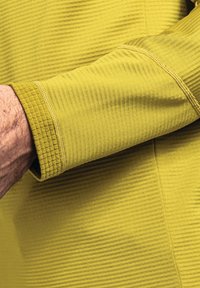 Langarmshirt in lebhaftem Limettengrün, mit einem strukturierten Rippmuster, einem glatten Ärmelabschluss und verstärkten Nähten.