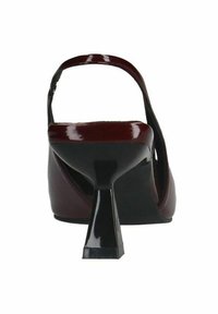 Sandale à talon haut en cuir verni bordeaux avec un design à bride arrière, un bout pointu et un talon bloc unique. Texture lisse, accents minimalistes.