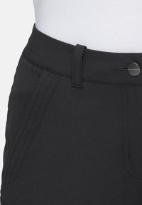 Μαύρο παντελόνι εξωτερικού χώρου με λεία υφή, διαθέτει κούμπωμα με κουμπί, καβίλιες ζώνης και διακριτική ραφή στις πλευρές.