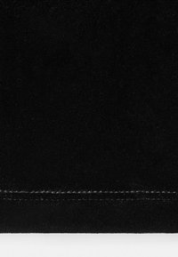 Material negru cu o textură moale, având o margine dreaptă și o cusătură vizibilă în partea de jos. Fără modele sau decorațiuni.