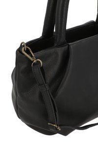 Zwarte leren handtas met een gestructureerd oppervlak, twee korte handvatten en een afneembare strap. Bevat gouden hardware accenten en heeft een ronde vorm.