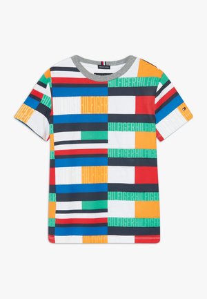 Korte mouwen T-shirt gemaakt van katoen, met een meerkleurig geometrisch patroon en de tekst "HILFIGER", en een grijze rondlopende halslijn.