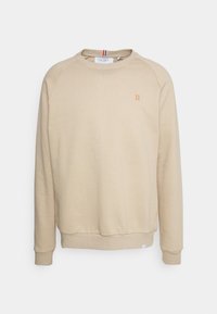 Sudadera beige con mangas raglán, puños y bajo acanalados, que presenta un pequeño bordado naranja "II" en el pecho y un cuello a rayas.