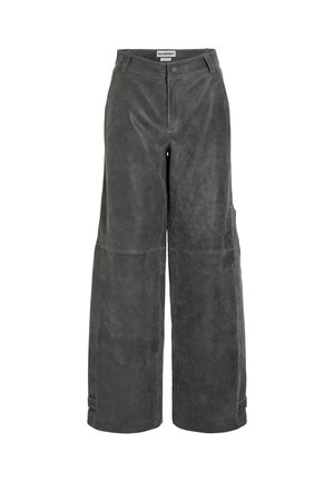 Harmaat leveälahkeiset nahkahousut, joissa on sileä pinta, etunappikiinnitys ja sivutaskut. Selkeä muotoilu, ei näkyviä kuvioita.