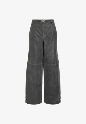 Grå læderbukser med vide ben og en glat tekstur, med en forreste knaplukning og sidelommer. Rent design uden synlige mønstre.