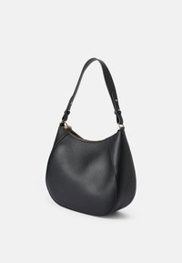 Czarna skórzana torba na ramię o teksturowanym wykończeniu, zakrzywionym kształcie i złotym suwaku. Posiada jedną regulowaną rączkę.
