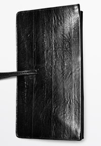 Zwarte leren portemonnee met een gladde textuur en subtiele glans, met verticale stiksels en een sluiting met een bandje. Strakke lijnen en minimalistisch ontwerp.