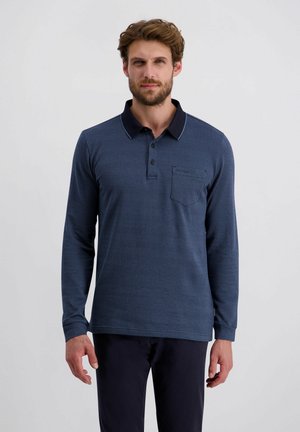 Donkerblauwe polo met lange mouwen heeft een contrasterende kraag, een gestructureerd zigzagpatroon en een borstzak. Gemaakt van zachte stof.