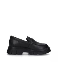 Scarpe slip-on in pelle nera con suole spesse e rigate e una finitura liscia. Presentano un dettaglio a fascia frontale e una punta rotonda.