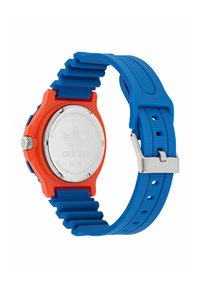 Adidas armbandsur med en ljus orange klocka och blå silikonrem, med en baksida i rostfritt stål och en texturerad rem för säker passform.