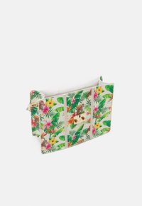 Sac à main rectangulaire blanc avec des feuilles tropicales vertes, des fleurs roses et jaunes, des léopards, et une fermeture à glissière dorée à l'avant.
