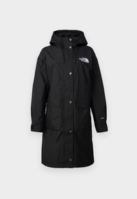 Veste de pluie noire, longue, avec capuche, deux poches avant, boutons-pression et logo sur la poitrine ; fabriquée en matériau résistant aux intempéries.