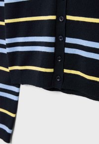 Cardigan tricoté avec des rayures horizontales bleu marine, bleu clair et jaune, orné de six boutons ronds noirs sur le devant.