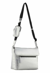 Sac à épaule synthétique argenté avec un rabat, poche zippée, sangle noire ajustable et petite pochette assortie attachée.