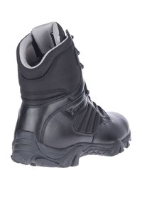Czarne buty trekkingowe z skórzaną dolną częścią, tekstylną górą, wysokim designem kostki, gumową podeszwą i kontrastującymi szarymi akcentami wokół kołnierza.