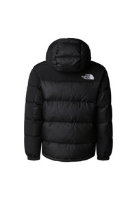 Geacă neagră de puf cu glugă, cu un design matlasat, manșete elastice și un mic logo alb pe partea superioară a spatelui.