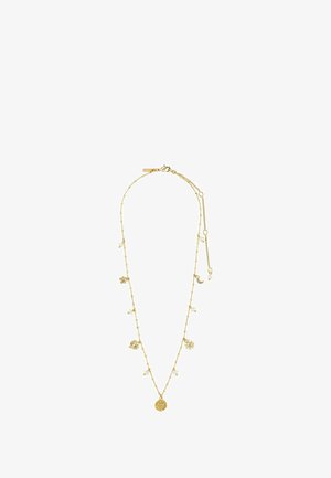 Ogrlica zlatne boje s različitim privjescima, uključujući sunce, mjesec i cvjetne motive, prekidana malim bijelim biserima.