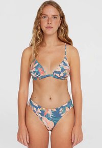 Blommig bikini i blått med rosa och gröna tropiska mönster; mjukt tyg, trekantsöverdel och midjehöga underdelar.