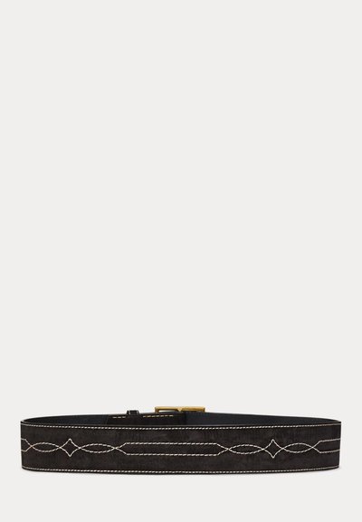 Svart mockabälte med vit söm, med ett dekorativt mönster längs mitten och en metallspänne för stängning.