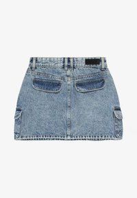Denim rok, lichtblauw, tot halverwege de dij. Bevat twee achterzakken en zij cargo zakken. Klassiek vijf-pocket ontwerp met riemlussen.