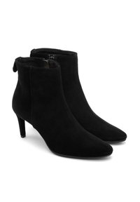 Czarne zamszowe botki na kostkę z szpiczastym noskiem, smukłym obcasem i zapięciem na zamek. Charakteryzują się teksturowanym wykończeniem oraz małym uchwytem z tyłu.