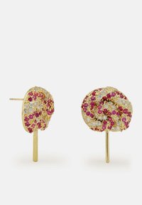 Orecchini d'oro con design a spirale, adornati con gemme rosa e cristalli trasparenti. Presentano un supporto posteriore per un indossamento sicuro.