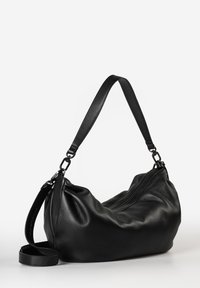 Zwarte leren schoudertas met een zachte silhouette, textuurfinish, enkele schouderband en ritssluiting. Heeft een platte bodem voor stabiliteit.